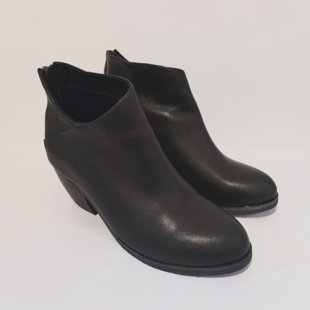 Antelope Women Leather Ankle Bootie in black